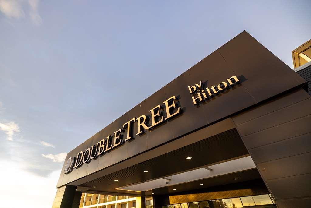 Doubletree By Hilton Calgary North Hotel Exterior photo