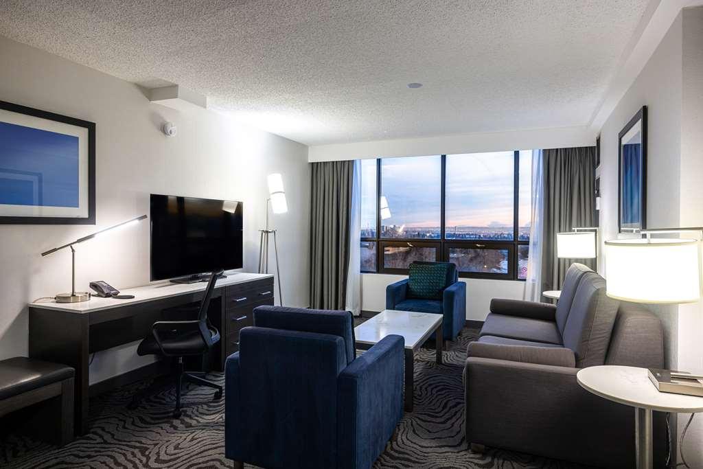 Doubletree By Hilton Calgary North Hotel Room photo