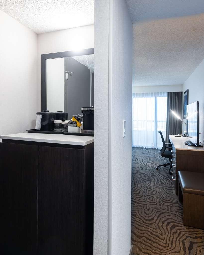 Doubletree By Hilton Calgary North Hotel Room photo