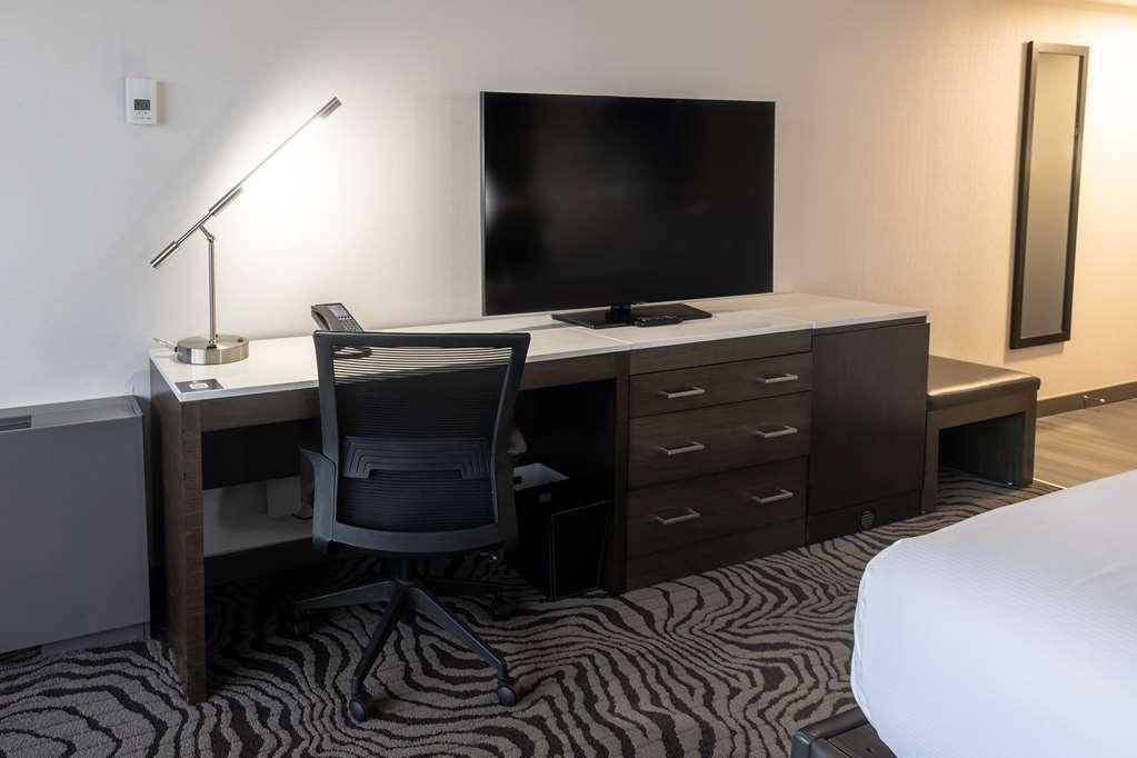 Doubletree By Hilton Calgary North Hotel Room photo