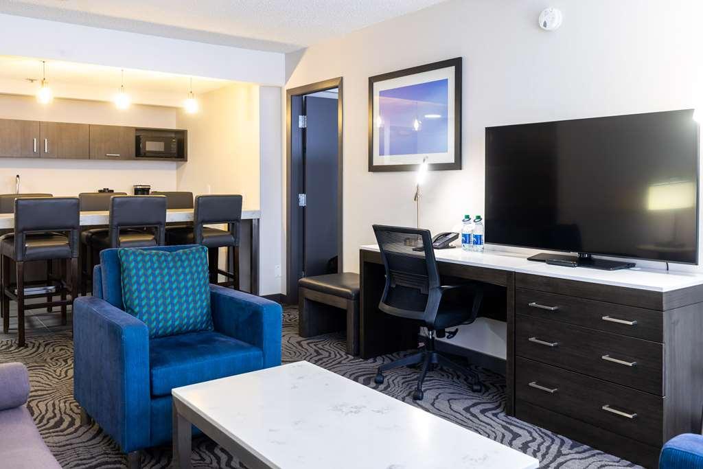 Doubletree By Hilton Calgary North Hotel Room photo