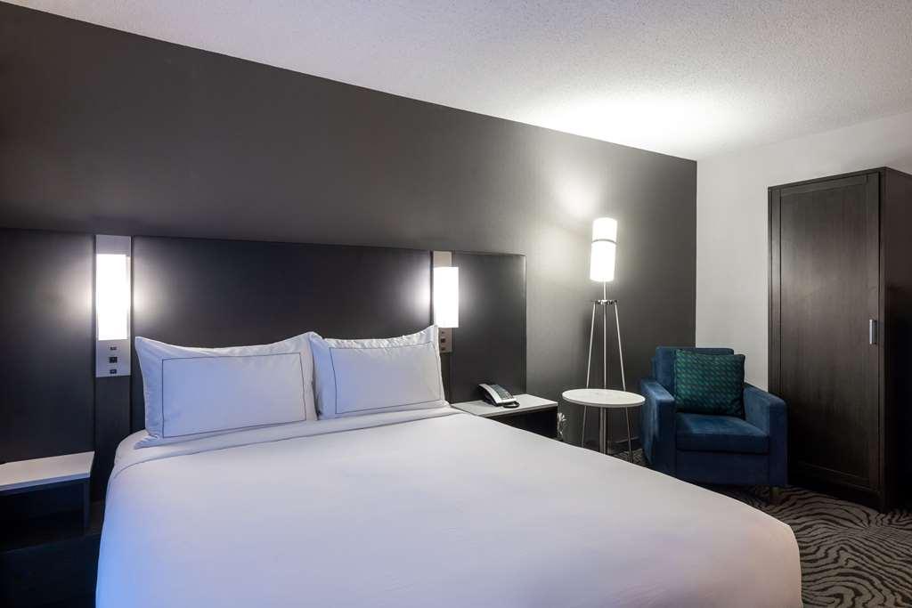 Doubletree By Hilton Calgary North Hotel Room photo